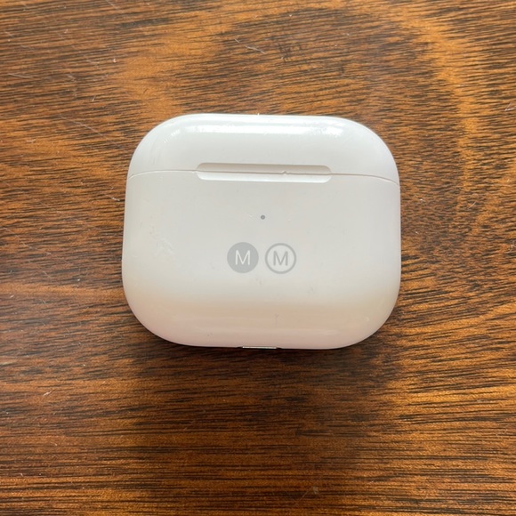 Air pods pro charging case for Lightly used!